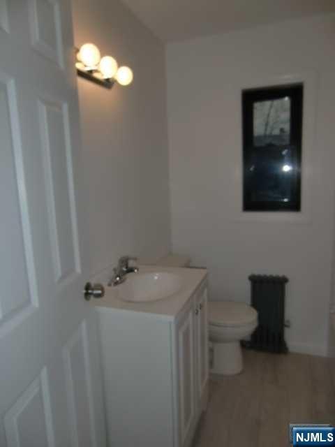 Building Photo - 482 Broad Ave