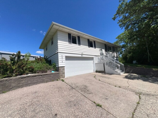 Building Photo - Spacious 3-bed, 2-bath Single Family Home!
