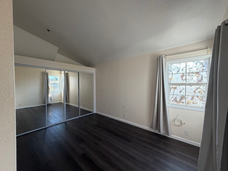 Building Photo - 13522 Glenoaks Blvd