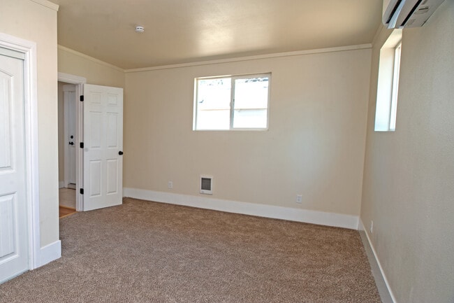 Building Photo - 603 Military St