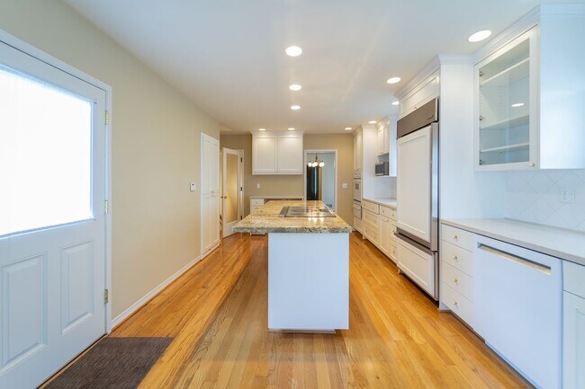 Building Photo - Charming and Well-Maintained Home in a Serene Neighborhood