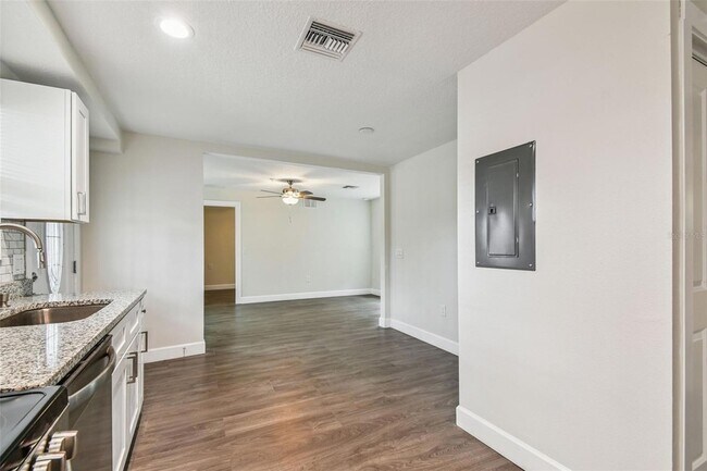 Building Photo - 650 E Tarpon Ave