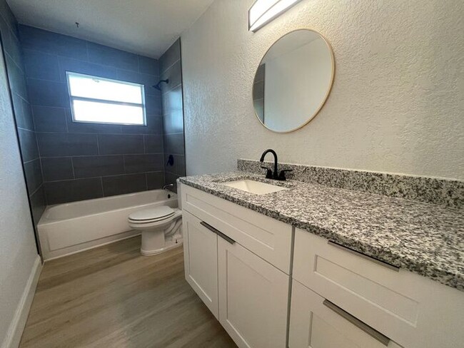 Building Photo - Newly Renovated 3 Bedroom / 2 Bath In Lake...