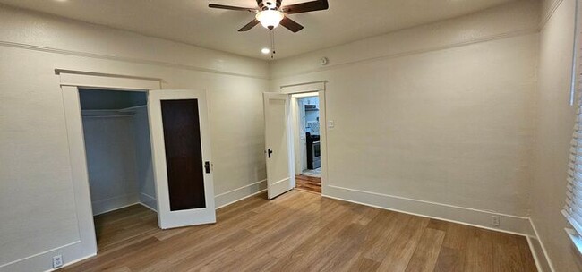 Building Photo - 2 bed 1 bath plus office/Den room, Downtow...