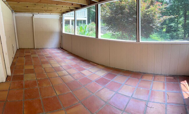 Building Photo - 5 Bedroom/4 Bath Home for lease on 1.5 Acr...