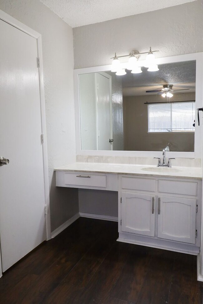 Building Photo - Recently renovated 2 Bedroom!