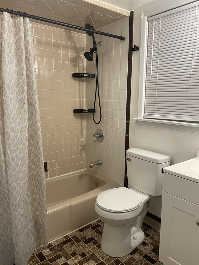 Building Photo - 694 Maguire Ave