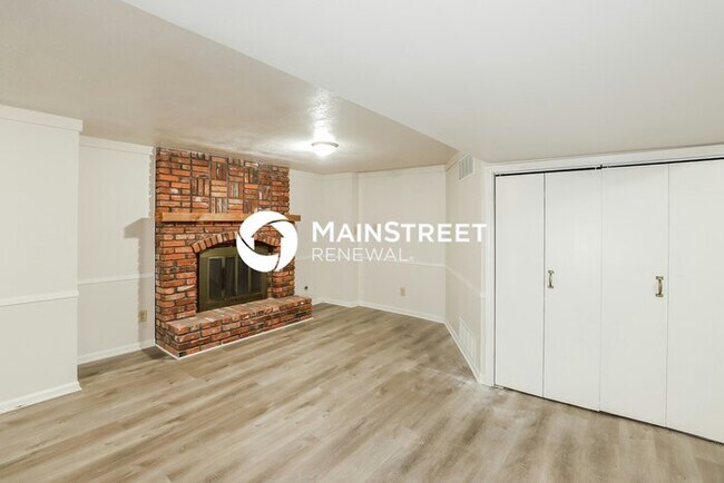 Building Photo - 4 Bedroom Pet-Friendly Home in LEES SUMMIT...