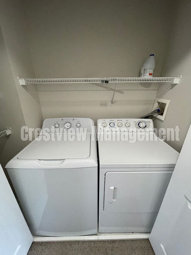 Building Photo - Charming 3-Bedroom Townhome with Garage in Sandy - Get $300 off First Month's Rent!