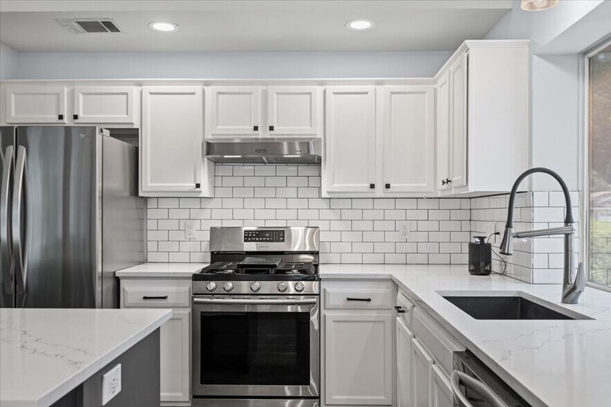 Building Photo - 910 Markham Ln