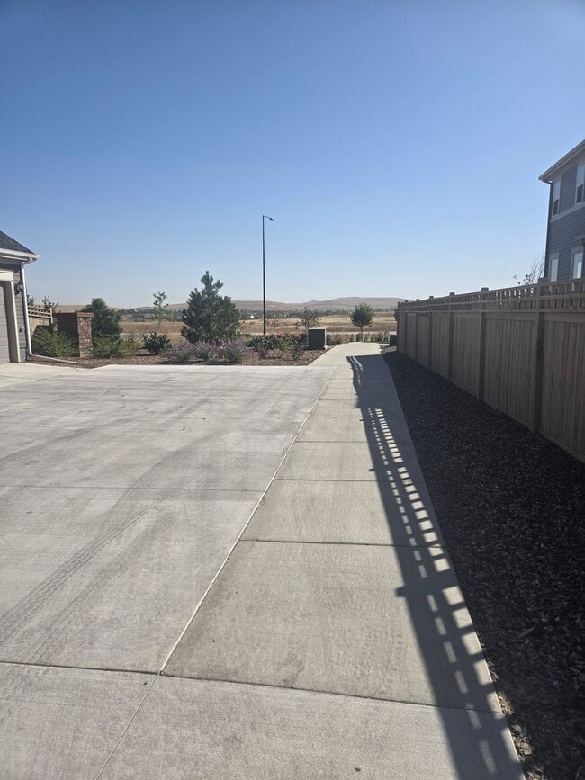 Building Photo - Spacious 4B/3B Available Early April!