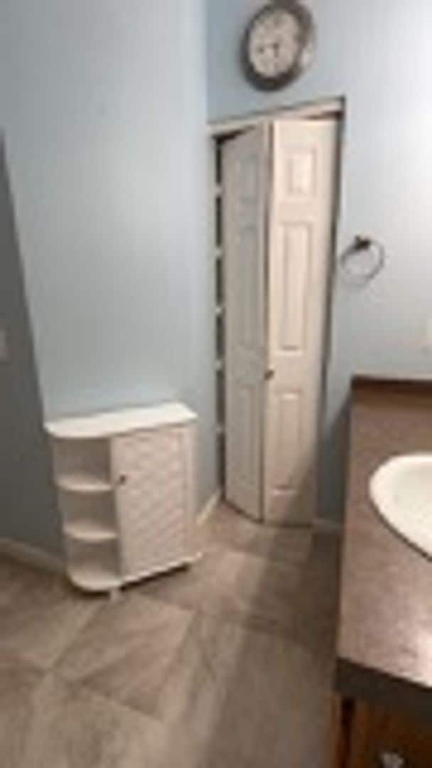 Building Photo - Cozy 1-Bedroom Condo | Low-Maintenance Living in a Great Location