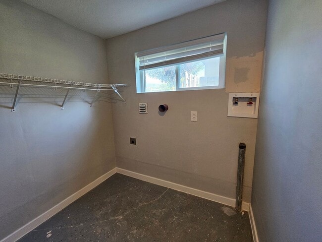 Building Photo - Spacious 4 Bed Bountiful Home | Central Location & Covered Parking