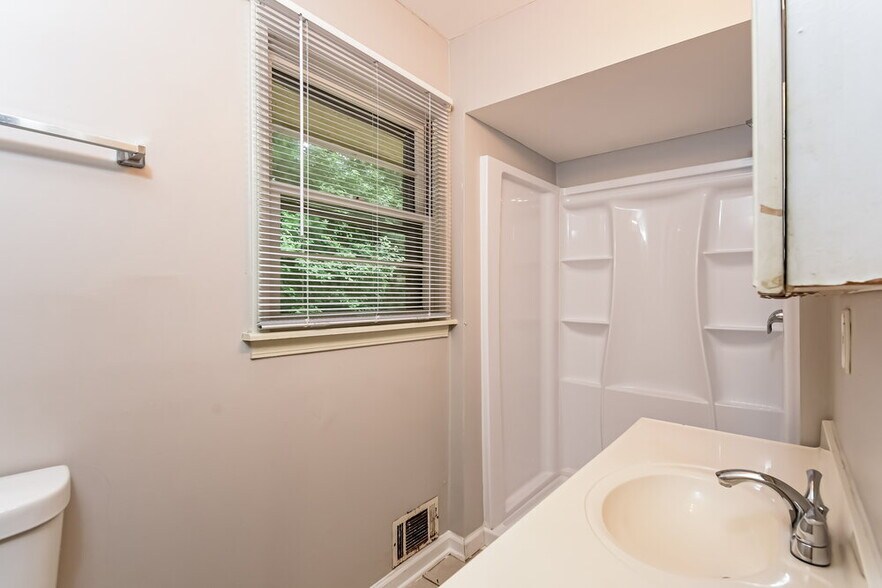 Building Photo - 4630 Cresant Ln
