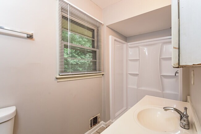 Building Photo - 4630 Cresant Ln