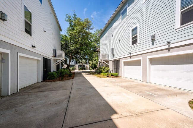 Building Photo - 3 Bedroom 3 Bath Single Family Home in Sab...