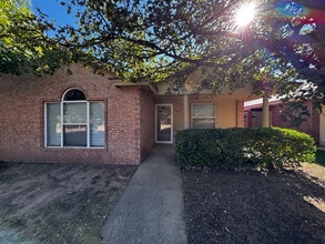 Building Photo - Beautiful Duplex with a Basement!