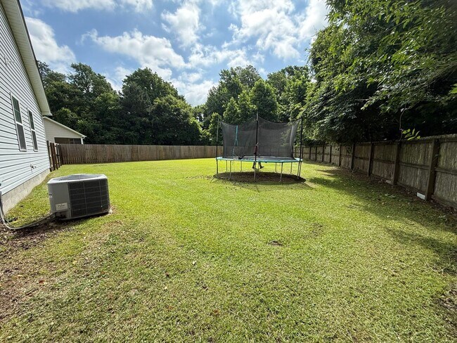 Building Photo - Charming 3 bedroom, 2 bath house