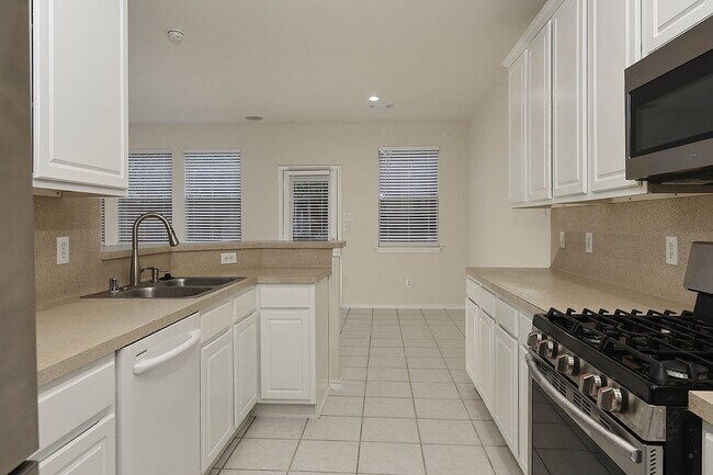 Building Photo - 102 Blue Creek Pl