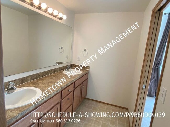 Building Photo - 3 bdrm Townhouse Avail NOW!