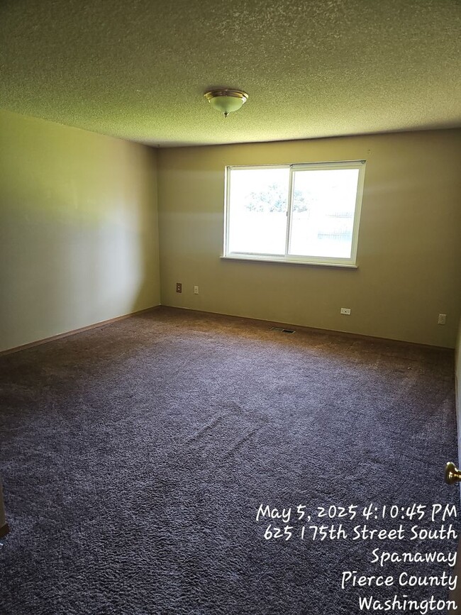 Building Photo - Spanaway rambler home - 3 bedrooms 1 bath,...