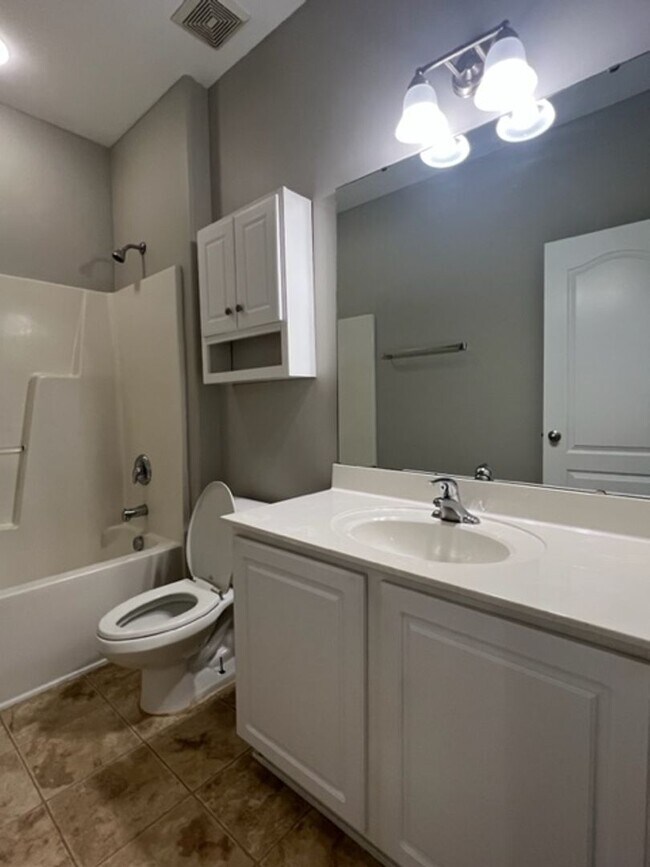 Building Photo - 4 bedroom home with fenced backyard locate...
