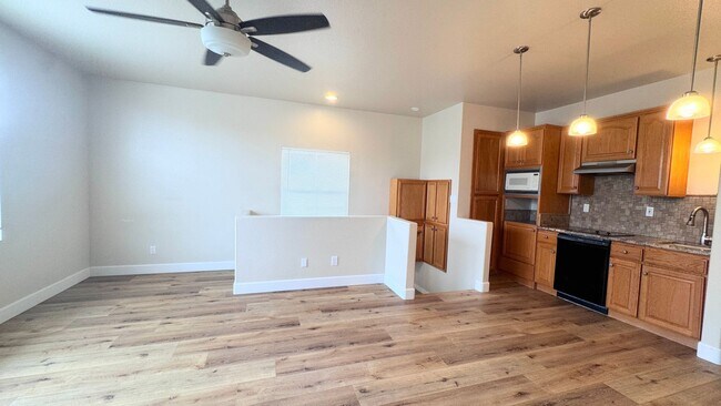 Building Photo - Unfurnished 1 Bedroom with AC and Private ...