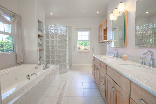 Building Photo - Kahana Ridge – Three Bedroom, Three Bathro...