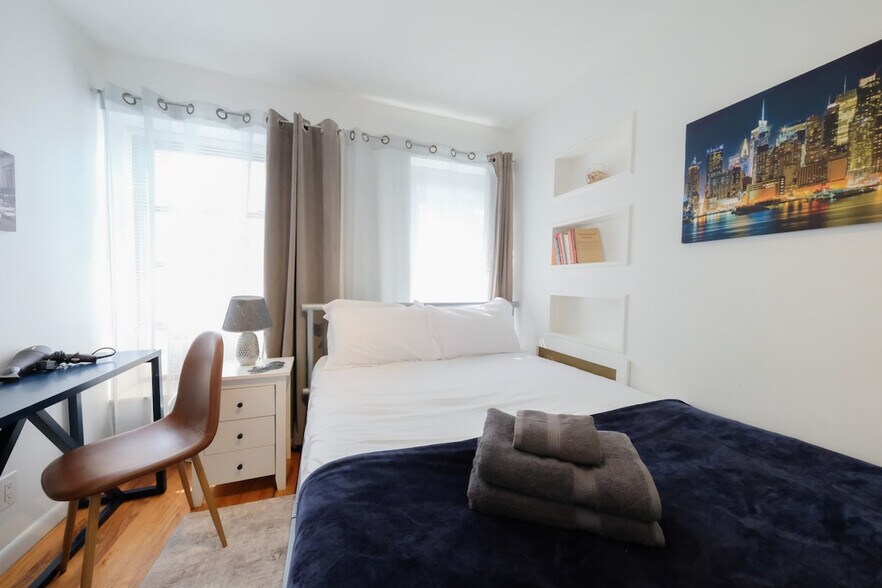 Building Photo - 305 E 104th St