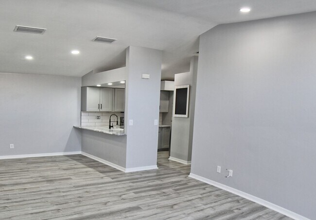 Building Photo - New Remodel! Gorgeous 2 Bedroom Condo! Amazing Location!