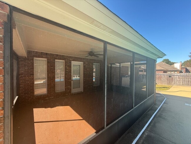 Building Photo - ** 3 Bed 2 Bath Located across from AUM **...