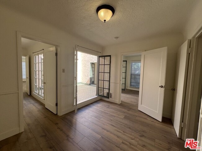 Building Photo - 4956 S San Vicente Blvd