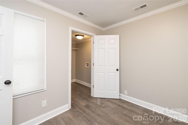 Building Photo - 627 Colston St