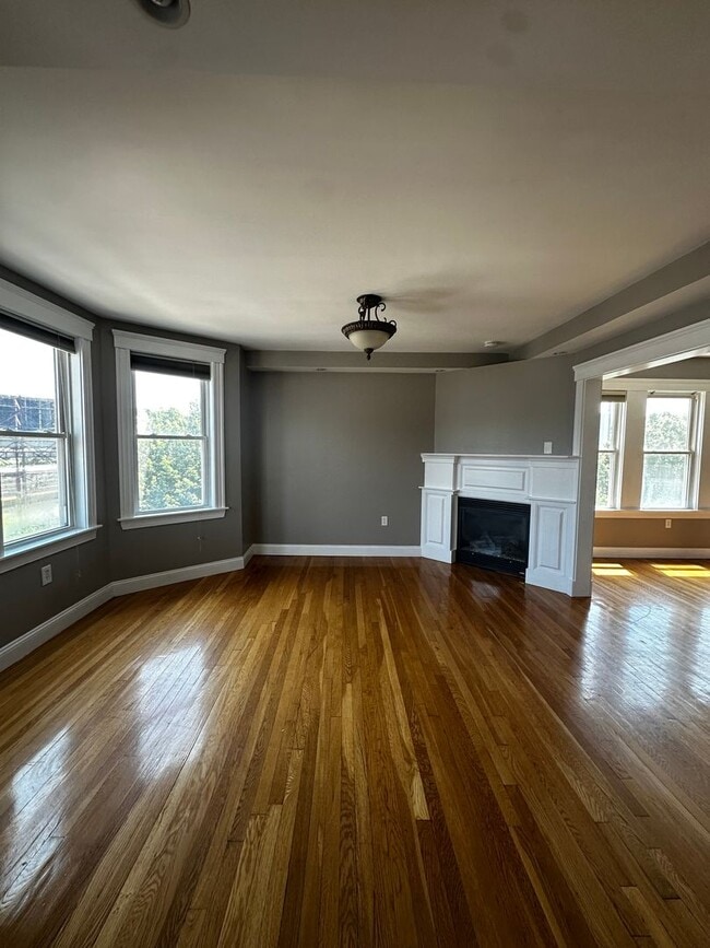 Building Photo - Spacious 3 Bed 2 Bath Apartment With Garag...