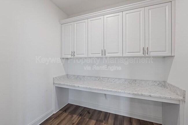 Building Photo - 585 Hampton Dr