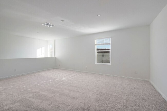 Building Photo - Newer Townhome - 3 Bedrooms + 2 Car Garage - E Craig & Nellis