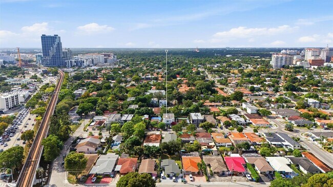 Building Photo - 2852 SW 32nd Ct