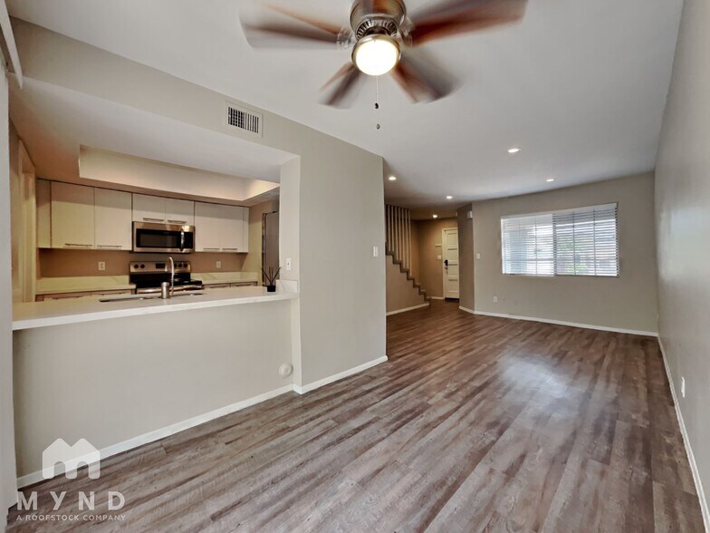 Primary Photo - 1404 W La Jolla Dr