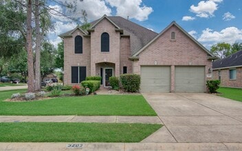 Building Photo - 3203 Blaesser Dr