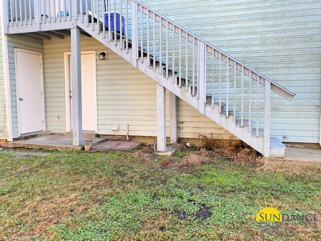Building Photo - Great 2 Bedroom First Floor Unit