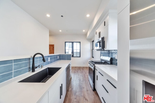 Building Photo - 1024 1/2 Masselin Ave