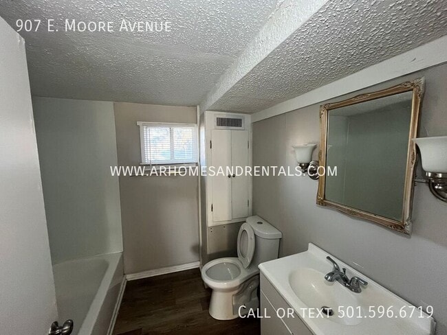 Building Photo - 907 E Moore Ave