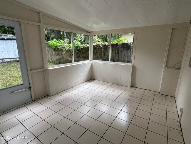 Building Photo - 724 Greenway Pl