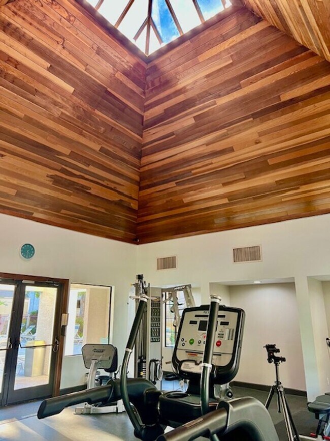 Building Photo - Stunning 2 bedroom/ 2 bath Condo in Creekw...
