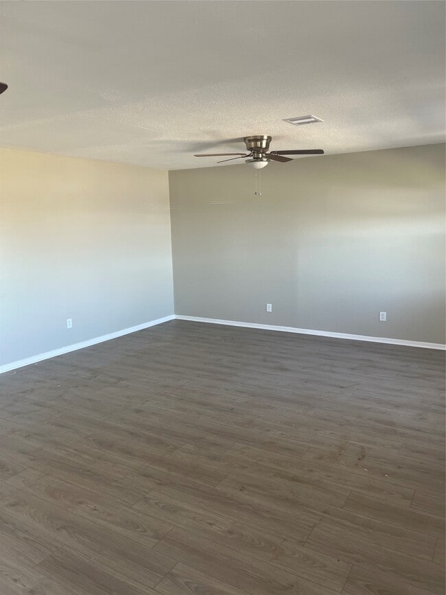 Building Photo - 402 Thompson Dr