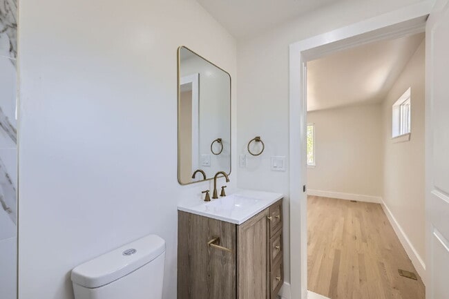 Building Photo - Beautifully Updated Duplex