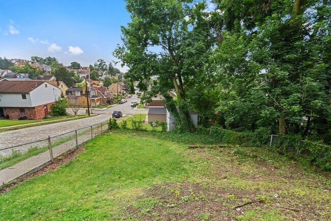 Building Photo - SCORE 1ST MONTH'S RENT FREE IF SIGNED BY AUGUST 7!Convenient 2 Bedroom home in Mt. Washington ava...