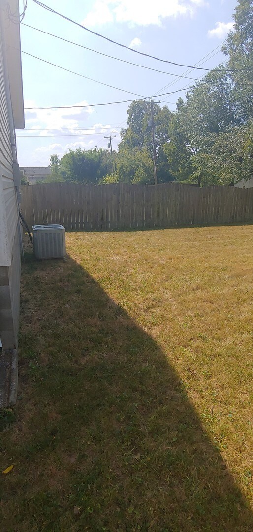 Building Photo - One Level home with 3 bedrooms,2 bath  Large back yard!       26032326