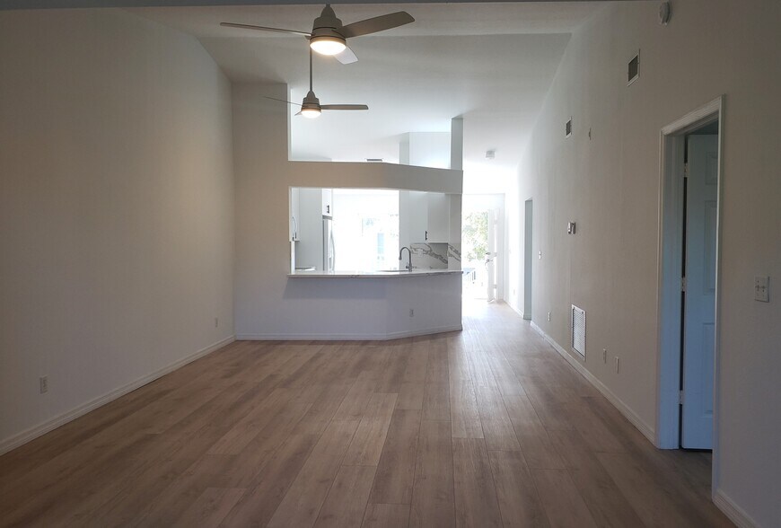Building Photo - 859 Tanbark Dr
