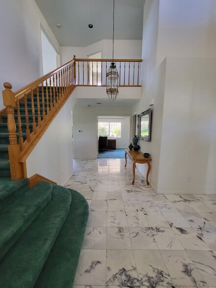 Building Photo - 21714 Agajanian Ln